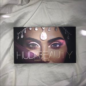 HUDA BEAUTY Desert Dusk Eyeshadow Palette